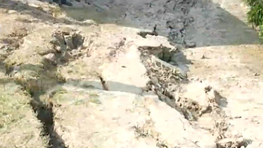 ভূমিকম্পে নরসিংদীর পলাশে মাটিতে ফাটল