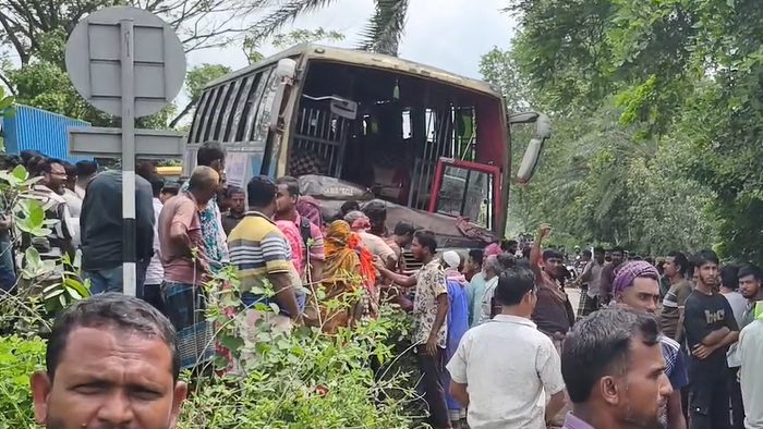 নাটোরে ভুটভুটি-বাস মুখোমুখি সংঘর্ষ, দুই ভাইসহ নিহত ৩