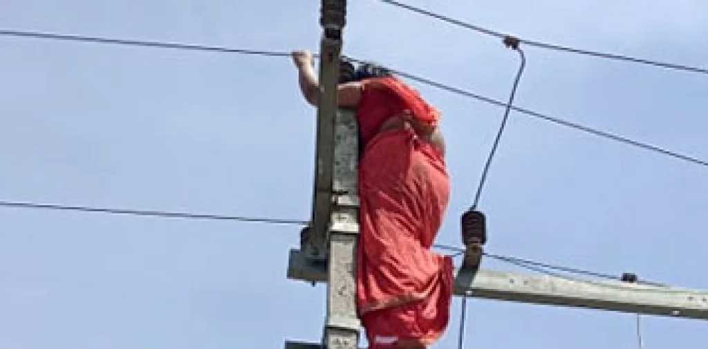 পরকীয়ার খবর স্বামী জেনে ফেলায়, বৈদ্যুতিক খাম্বায় চড়ে হুমকি স্ত্রীর!