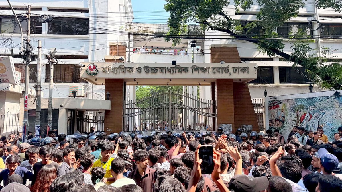 এবার ঢাকা মাধ্যমিক ও উচ্চমাধ্যমিক শিক্ষা বোর্ড ঘেরাও