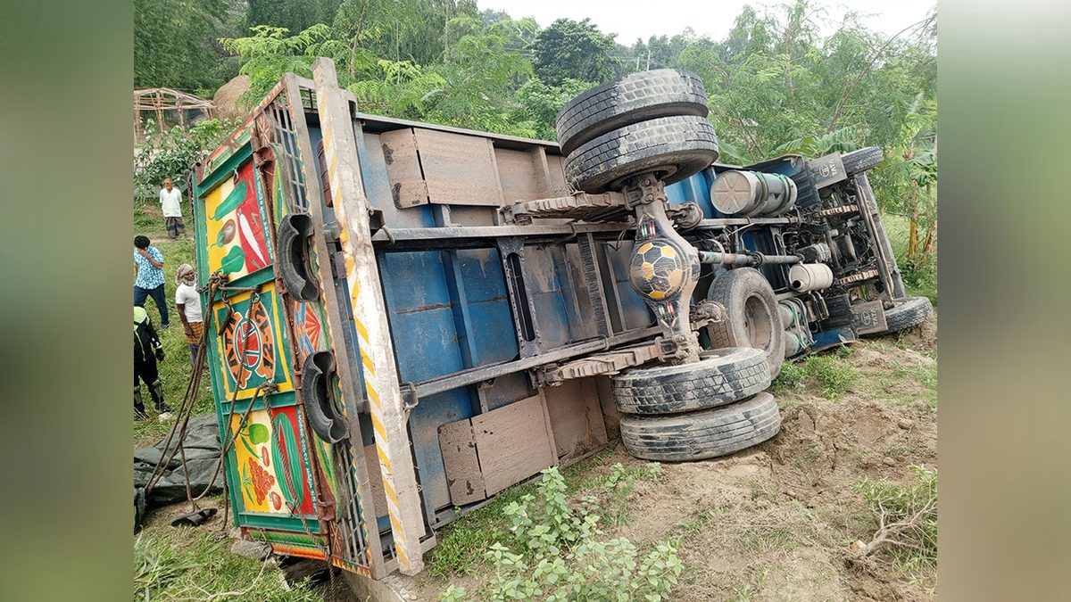 ঢাকা-টাঙ্গাইল মহাসড়কে ট্রাক উল্টে নিহত ১৫