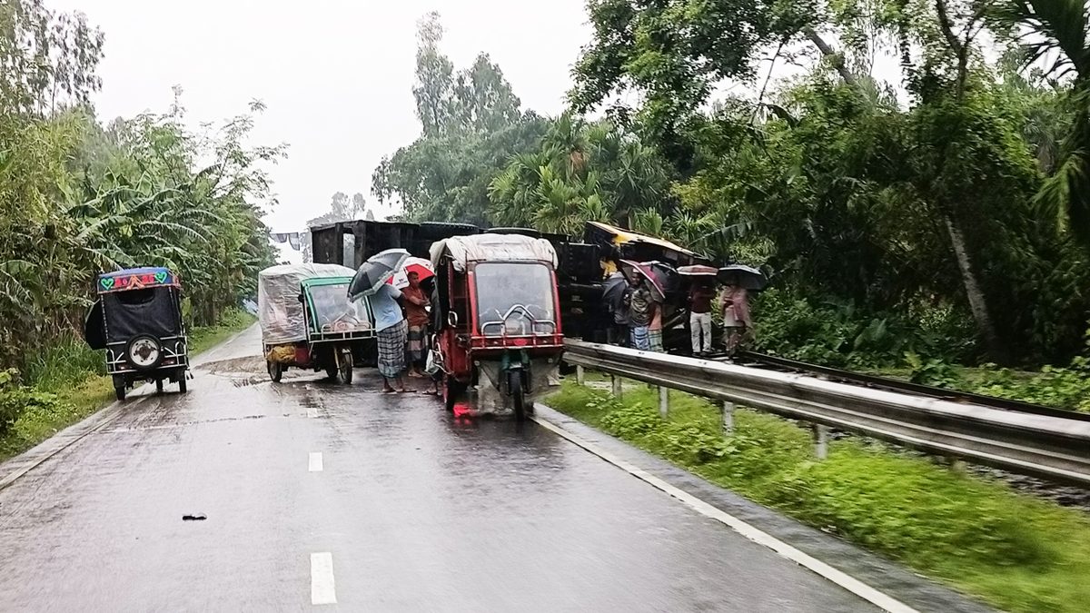 সড়ক থেকে রেললাইনে উল্টে পড়েছে ট্রাক, ট্রেন চলাচল বন্ধ
