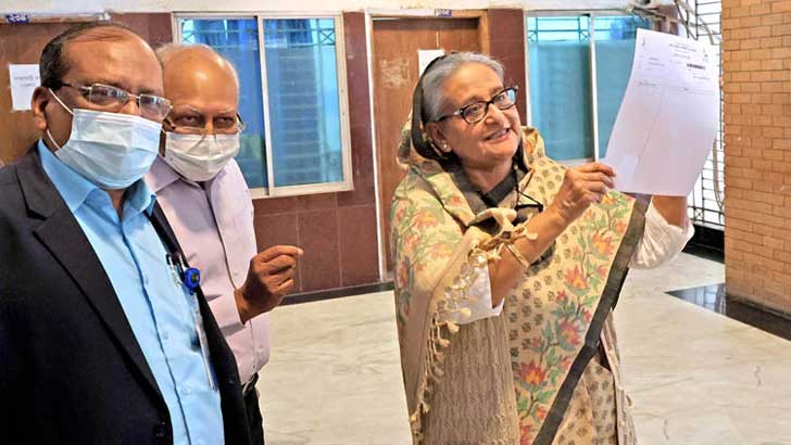 ১০ টাকার টিকিট কেটে চোখ দেখালেন প্রধানমন্ত্রী