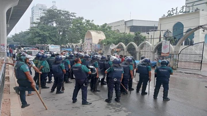 জামায়াতের বাধায় বায়তুল মোকাররমে শোক দিবসের মিলাদ পণ্ড