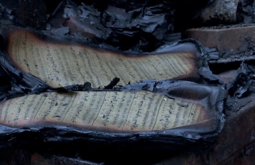কড়াইল বস্তিতে আগুনে ঘরবাড়ি পুড়লেও অক্ষত ‘পবিত্র কুরআন’