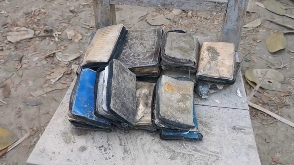 ঝিনাইদহে মাটি খুঁড়ে মিলল ১৫ কোরআন