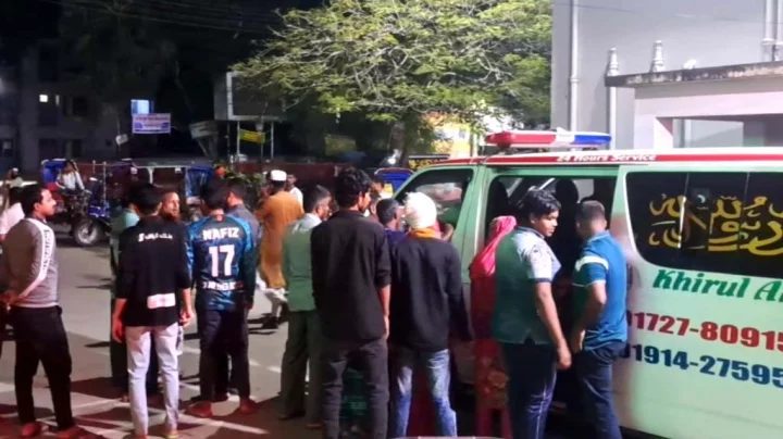 প্রেমের প্রস্তাব প্রত্যাখান করায় স্কুলছাত্রী ও তার মাকে কু‌পি‌য়ে যখম