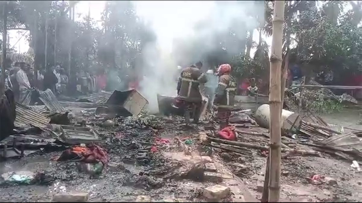 মায়ের পরকীয়ার বলি হলো মেয়েও, পুড়লো প্রেমিকের বাড়ি