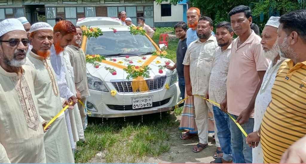ফুলসজ্জিত গাড়িতে ইমামের রাজকীয় বিদায়, ৫ লাখ টাকা উপহার