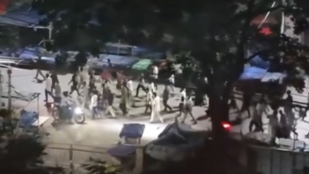 উত্তরায় ফুটপাতে আধিপত্য বিস্তারকে কেন্দ্র করে ধাওয়া-পালটা ধাওয়া