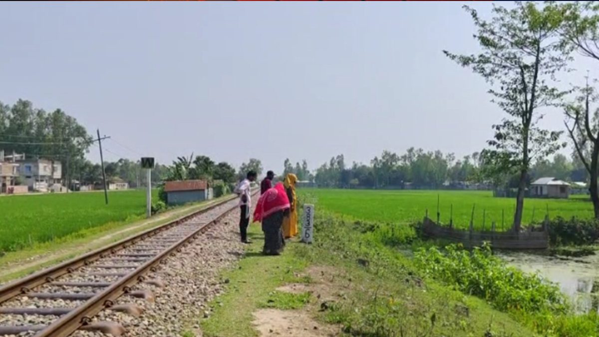 সন্তানসহ গৃহবধুর আত্মহত্যাচেষ্টা,বাঁচাতে গিয়ে কলেজ ছাত্রের মৃত্যু