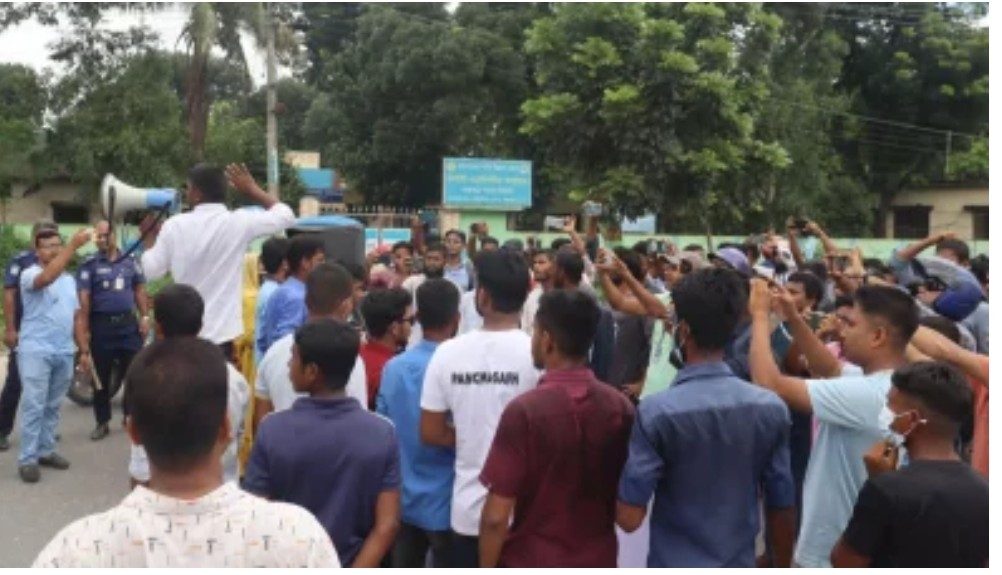 পঞ্চগড়ে শিক্ষার্থীদের বিক্ষোভে পুলিশের বাধা, গ্রেপ্তার ৪