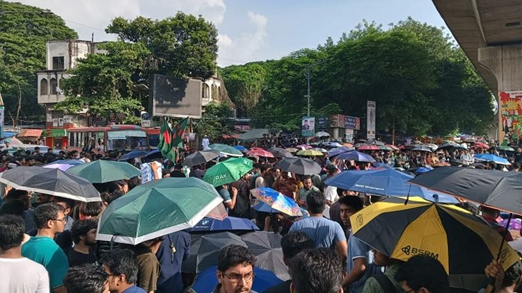 বুয়েট শিক্ষার্থীদের শাহবাগ মোড় অবরোধ