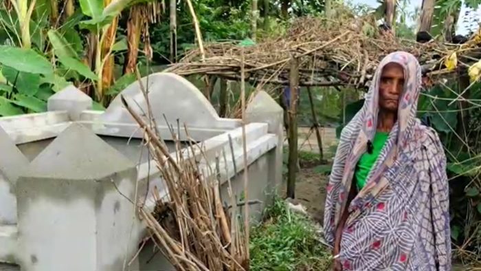নিজের কবর তৈরি করে মৃত্যুর প্রহর গুনছেন এক বৃদ্ধা মা