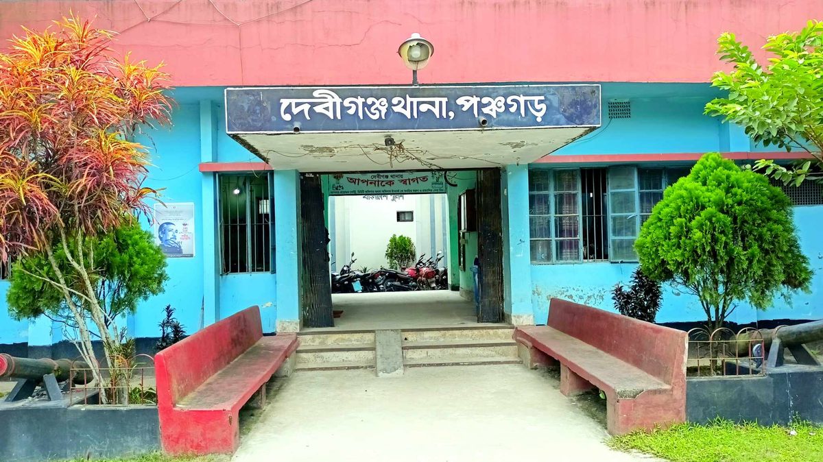 দেবীগঞ্জে ফার্মেসির ভিতর থেকে ব্যবসায়ীর ঝুলন্ত মরদেহ উদ্ধার