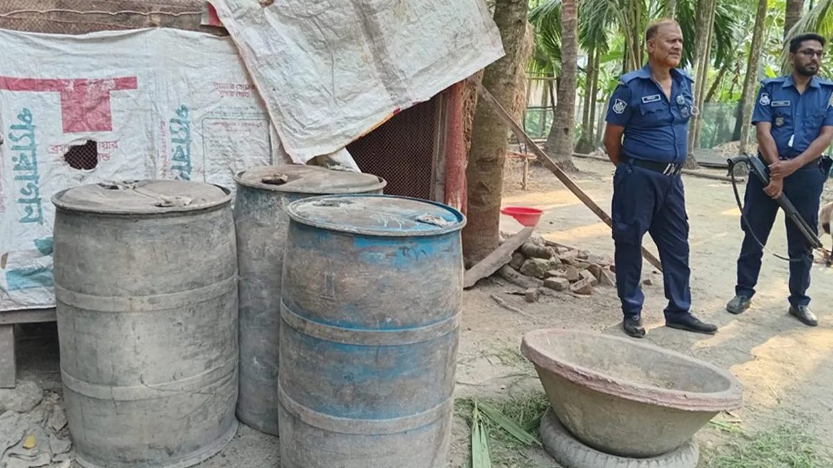 ইউপি সদস্যের বাড়িতে মজুত ৮০০ লিটার ডিজেল