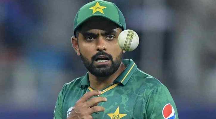 ‘বাবরকে এক সংস্করণে অধিনায়কত্ব ছাড়তে হবে’