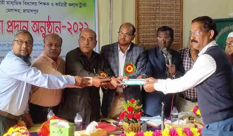 জামালপুরে শিক্ষক-কর্মচারীদের মাঝে অবসর ভাতার চেক বিতরন
