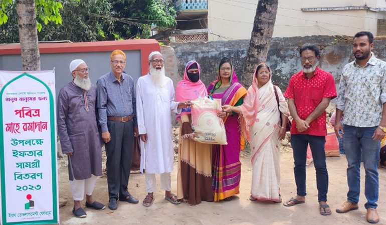 কুমারখালীতে ৫০টি অসহায় পরিবার পেল খাদ্যসামগ্রী
