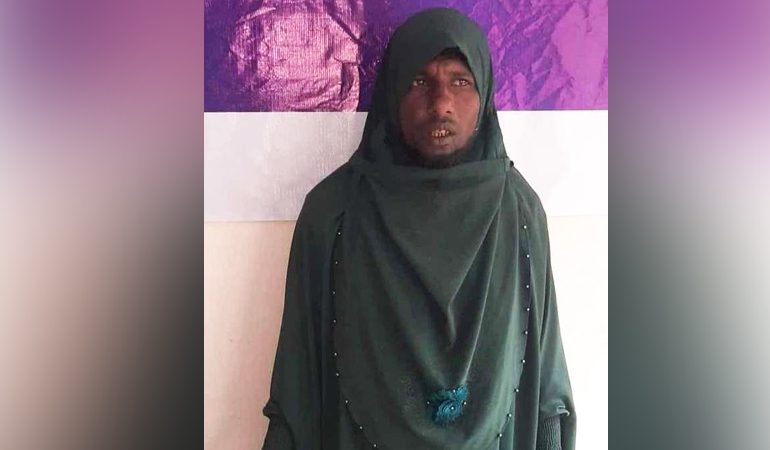 বোরকা পরে বউ খুঁজছিল যুবক,চোর ভেবে পুলিশে দিল এলাকাবাসী