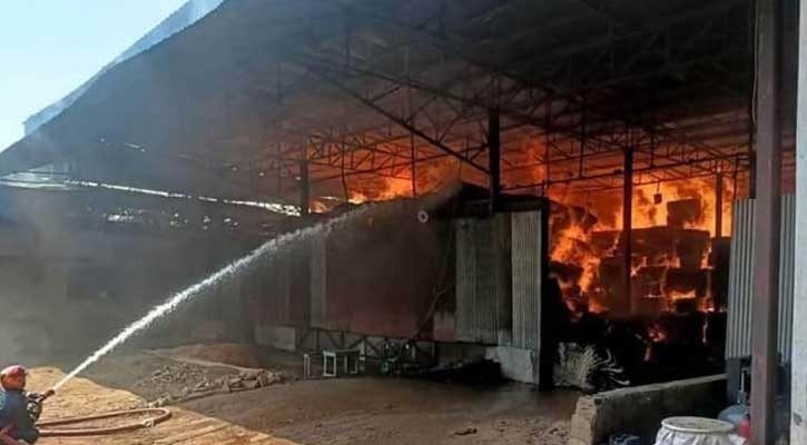 এখনো নিয়ন্ত্রণে আসেনি সীতাকুণ্ডের আগুন