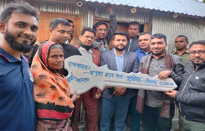 গৃহহীন রেজিয়া পেলো নতুন ঘরের চাবী