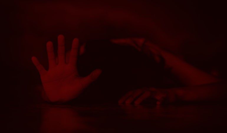 জানালা ভেঙে ঘরে ঢুকে গৃহবধূকে পালাক্রমে ধর্ষণের অভিযোগ