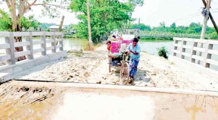 সেতু করেই লাপাত্তা ঠিকাদার, সড়কে ভোগান্তি