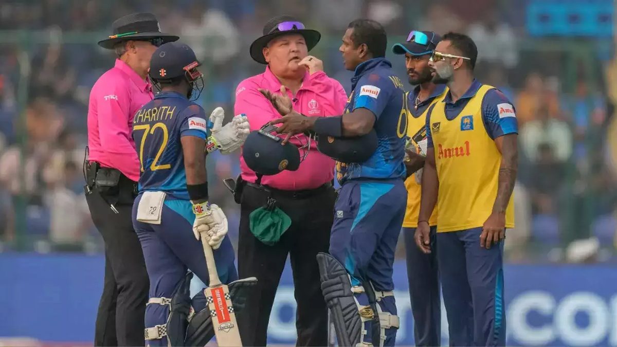 ইতিহাসে প্রথম ‘টাইমড আউট’ ম্যাথিউস