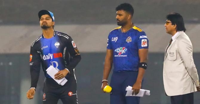 টস জিতে রংপুর রাইডার্সকে ব্যাটিংয়ে পাঠাল ঢাকা ক্যাপিটালস