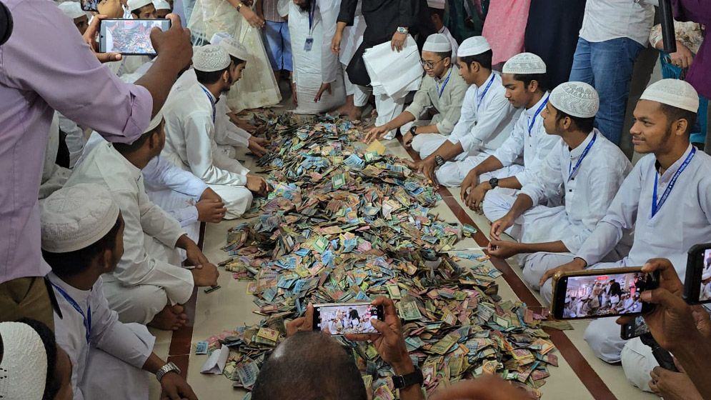 এবার পাগলা মসজিদের দানবাক্সে ৩২ বস্তা টাকা, চলছে গণনা