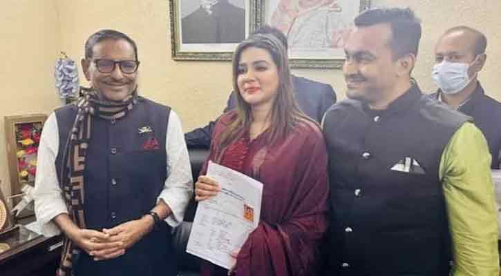 মনোনয়ন ফরম জমা দিলেন মাহি