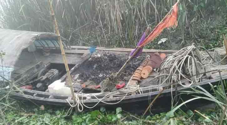 জালে আগুন, জলেই পুড়ে ছাই নৌকা!