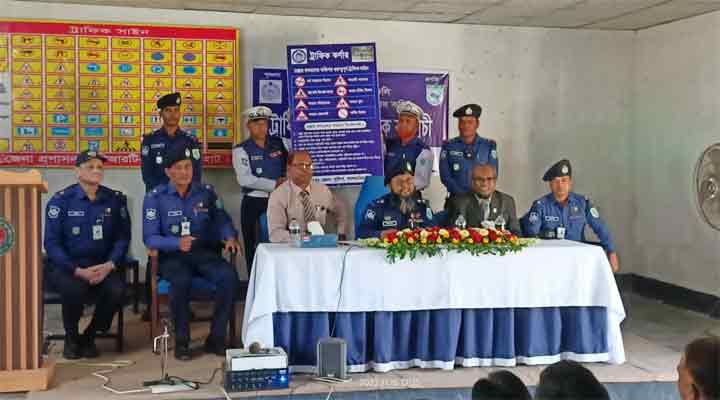 লালমনিরহাট ট্রাফিক পুলিশের উদ্যোগে শিক্ষা প্রতিষ্ঠানে ‘ট্রাফিক কর্ণার’ স্থাপন
