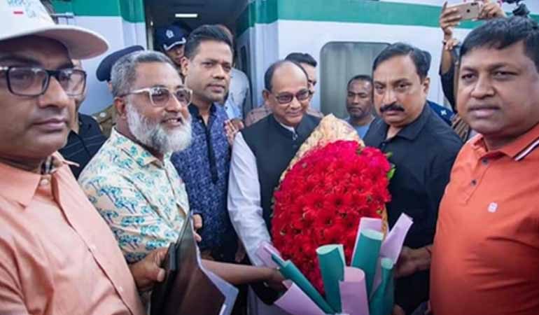 ফেনীতে ট্রেনের আসন বাড়াতে রেলমন্ত্রীকে নিজাম হাজারীর অনুরোধ