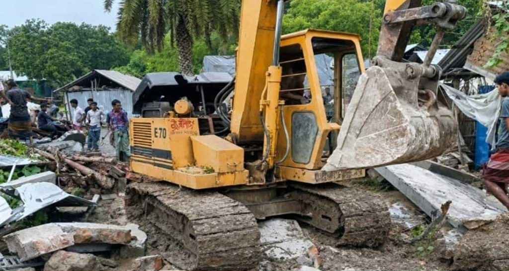 প্রথম স্ত্রীকে নিয়ে বিদেশে স্বামী, ক্ষোভে বাড়ি গুঁড়িয়ে দিলেন দ্বিতীয় স্ত্রী
