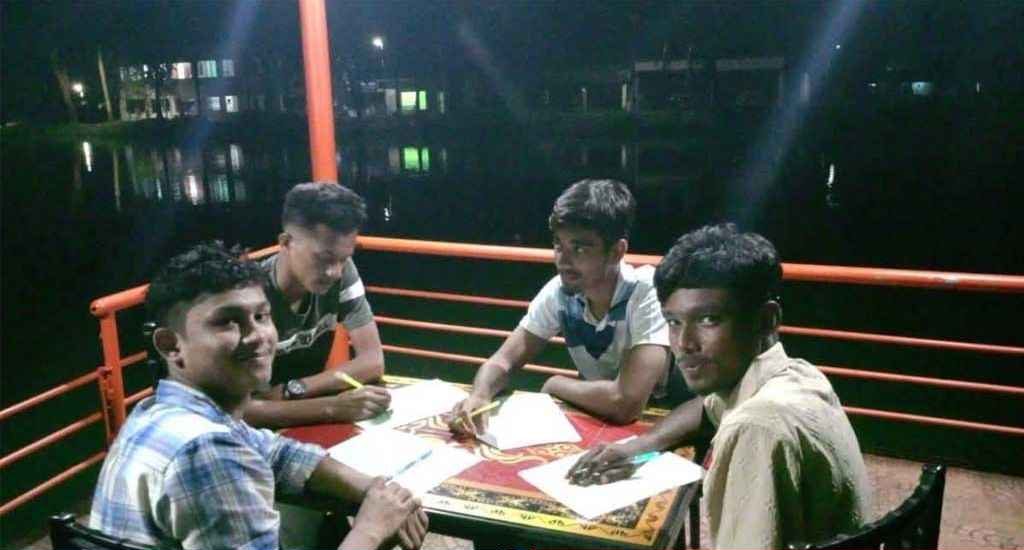 রাতে আড্ডা দেওয়া চার ছাত্রকে ডেকে নিয়ে পড়তে বসালেন ইউএনও