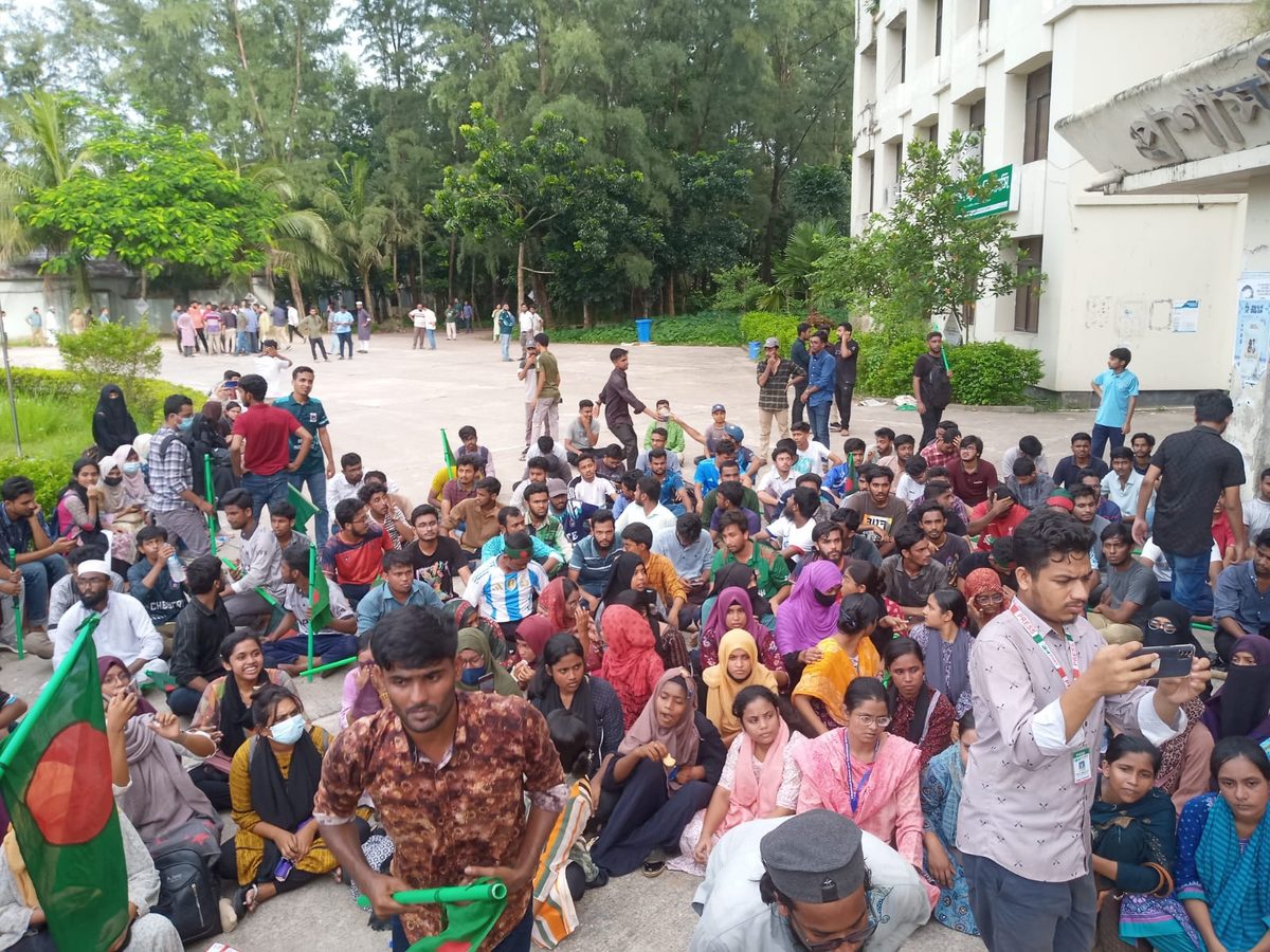 'মানি না মানবো না, হল আমরা ছাড়বো না'শ্লোগানে শ্লোগানে উত্তাল নোবিপ্রবি