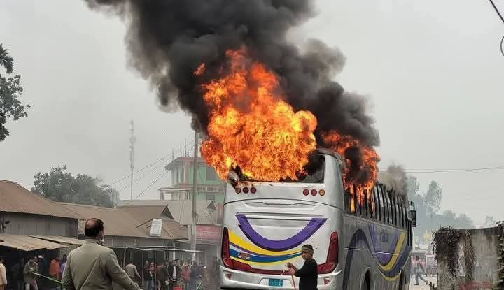 ভূরুঙ্গামারীতে দাঁড়িয়ে থাকা বাসে আগুন