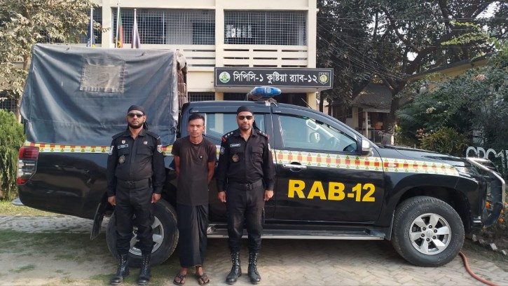 কুমারখালীতে ককটেলসহ যুবক গ্রেফতার