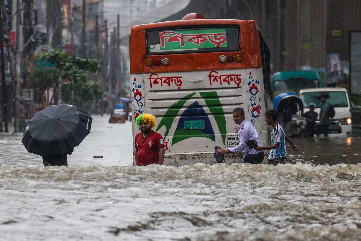 টানা বৃষ্টিতে রাজধানীর সড়ক-অলিগলিতে জলাবদ্ধতা,স্থবির নগরজীবন