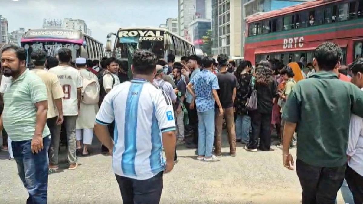 শিক্ষামন্ত্রীর পদত্যাগ দাবিতে রাজধানীতে সড়ক আটকে বিক্ষোভ