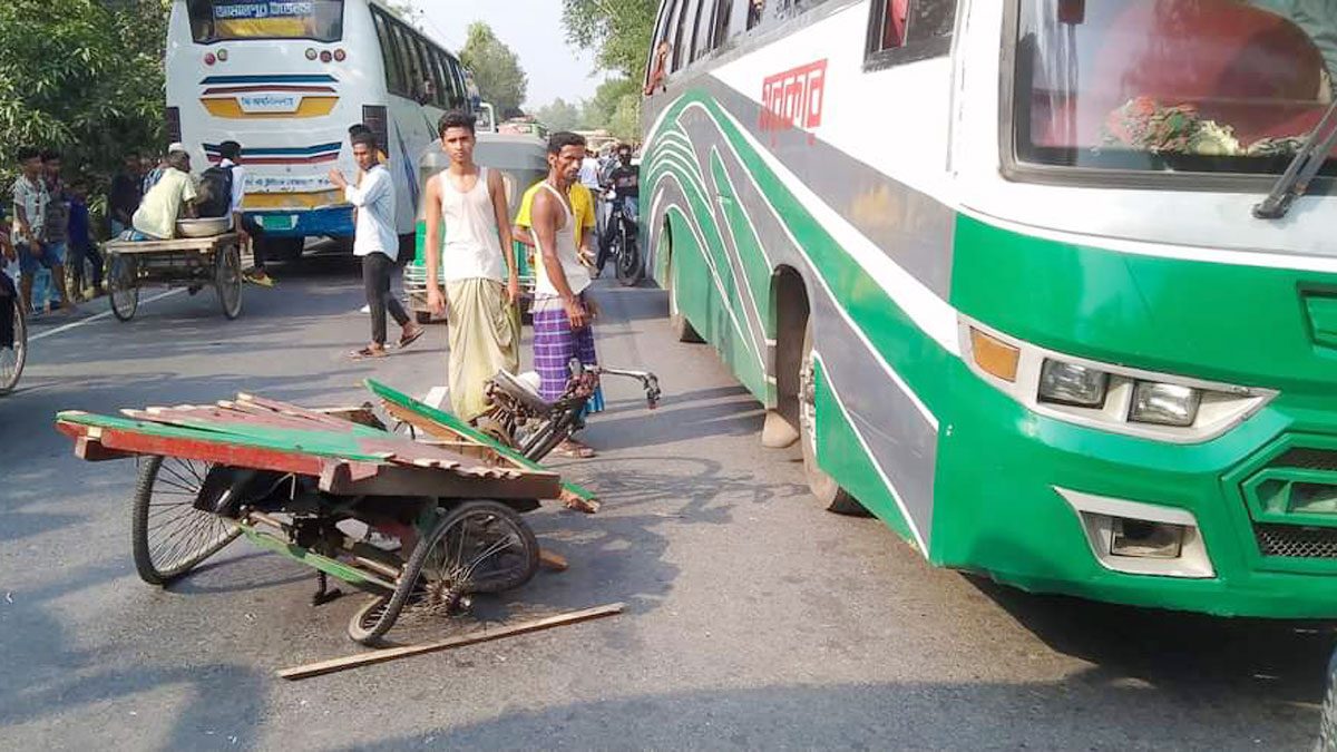 টাঙ্গাইলে বাসের ধাক্কায় স্বামী-স্ত্রীসহ নিহত ৪