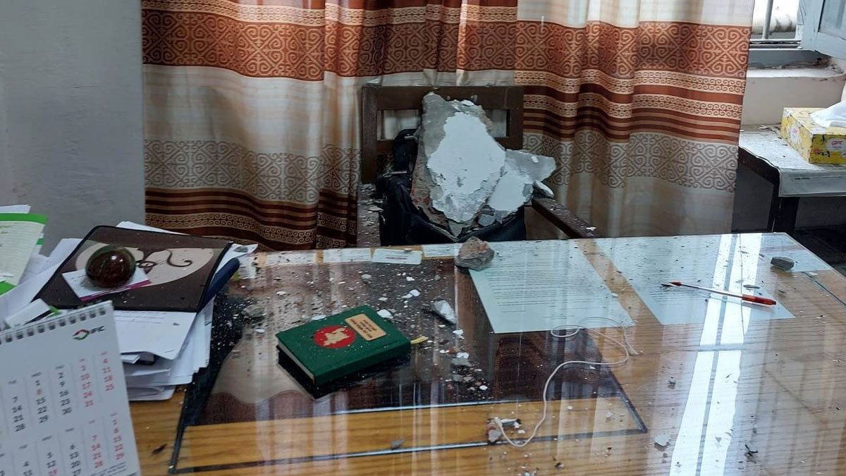 আদালতে ছাদের পলেস্তারা ভেঙে পড়ে দুদক কর্মকর্তা আহত