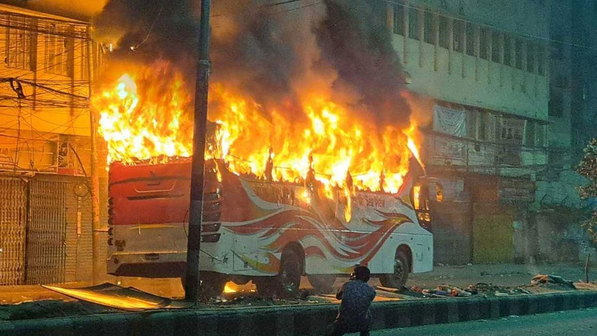 মতিঝিলে যাত্রীবাহী বাসে আগুন