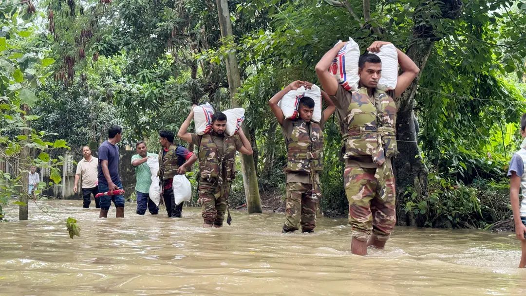 চট্টগ্রামে বন্যাকবলিতদের সহায়তায় এগিয়ে এলো সেনাবাহিনী
