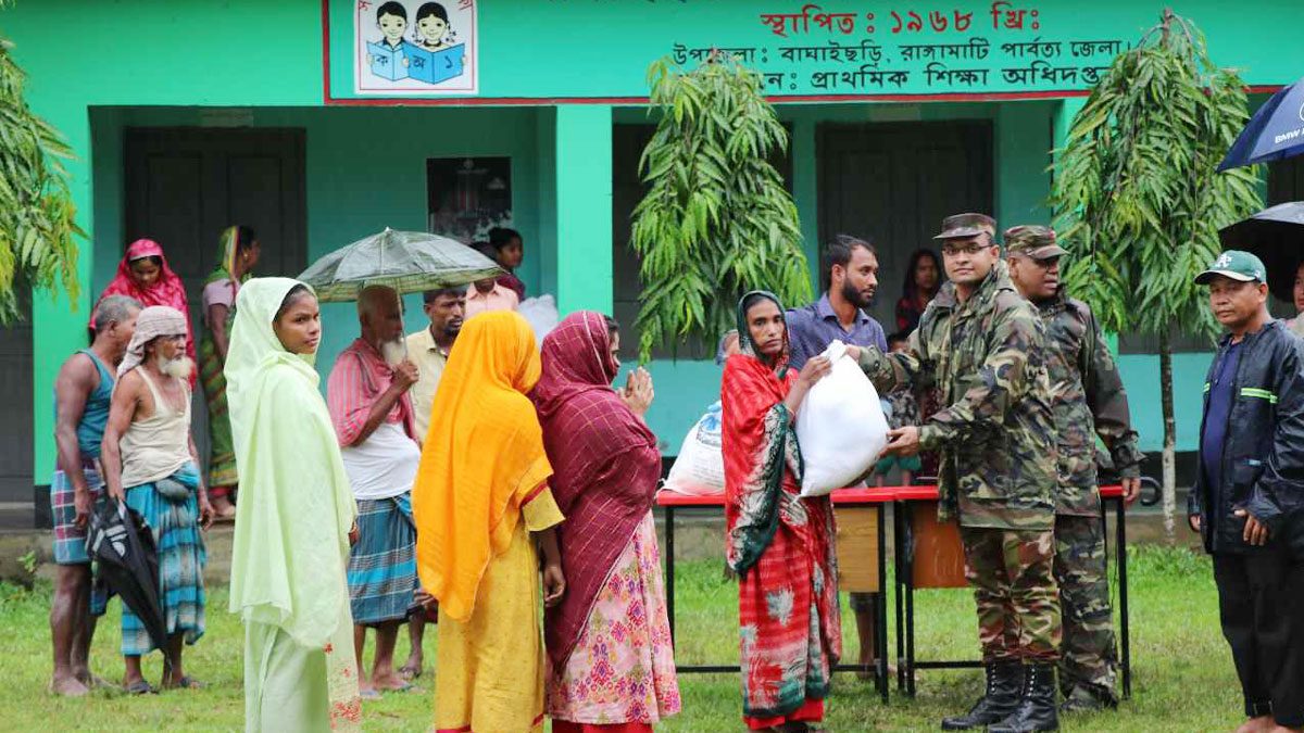 রাঙ্গামাটিতে বন্যা দুর্গতদের পাশে সেনাবাহিনী