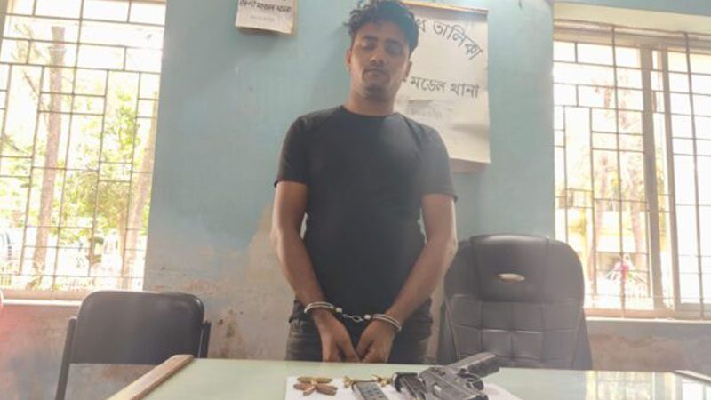 লুট হওয়া পিস্তল বিক্রি করতে গিয়ে যুবক গ্রেপ্তার