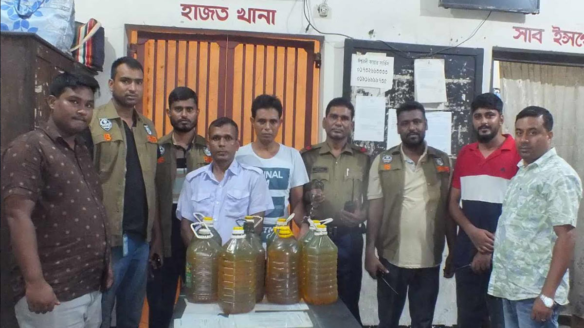 ট্রেনের তেল চুরি করে বিক্রির সময় রেলকর্মচারীসহ আটক ২