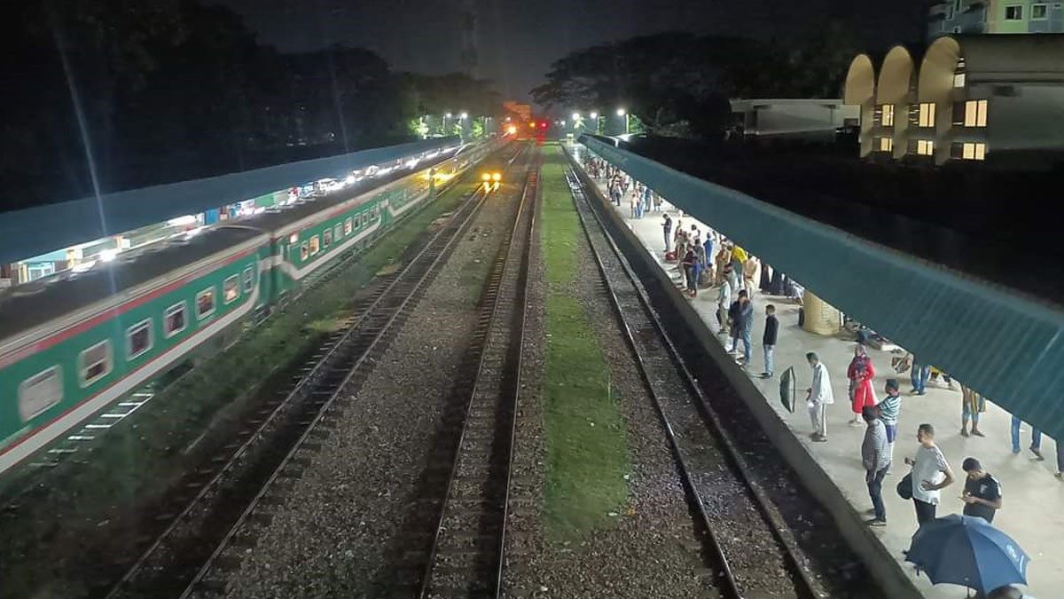 ৮ ঘণ্টা পর আপলাইনে ট্রেন চলাচল শুরু